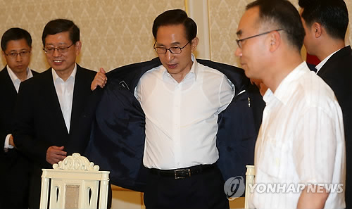 재킷벗는 李대통령