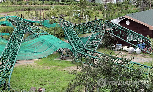 <태풍 볼라벤> 포천 골프장 철제 구조물 인근 식당 덮쳐