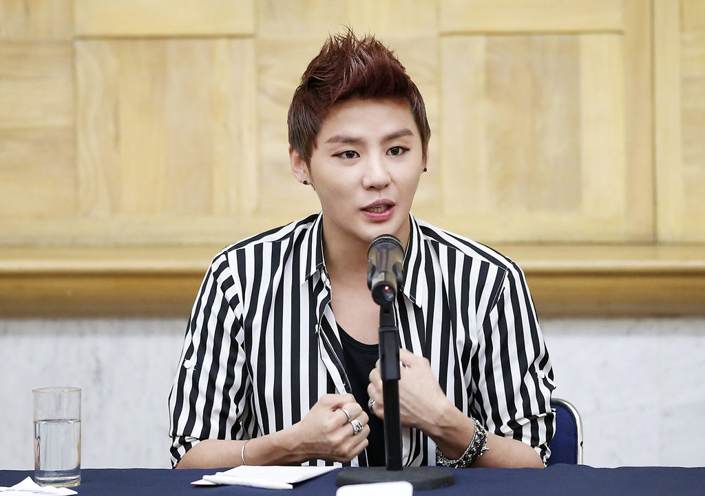기자간담회 하는 김준수