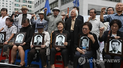 지난 12일 여의도 새누리당 당사 앞에서 열린 기자회견에서 박근혜 후보를 규탄하며 구호를 외치고 있는 인혁당 재건위 사건 피해자 유족들(자료사진)