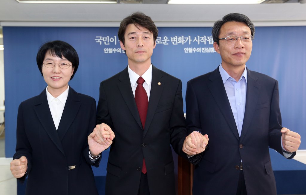손 맞잡은 안 캠프 공동선대본부장