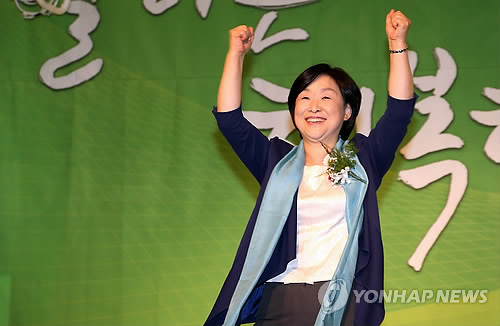 심상정 두 주먹 불끈