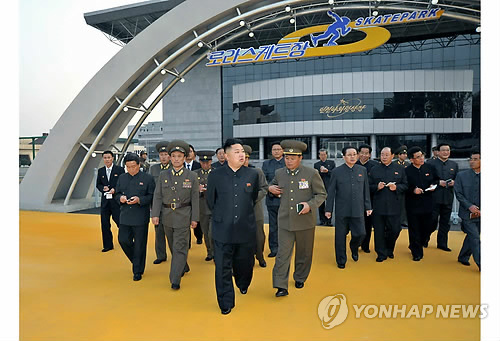 北김정은, 주민편의시설 시찰…`민생행보' 재개