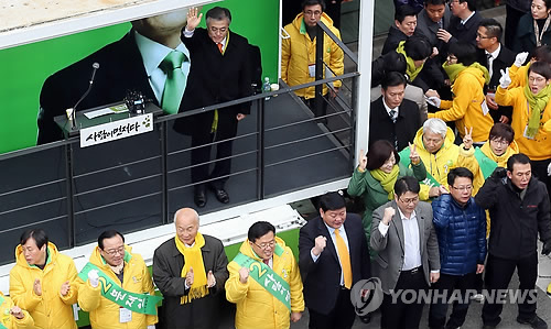 손 흔드는 문재인