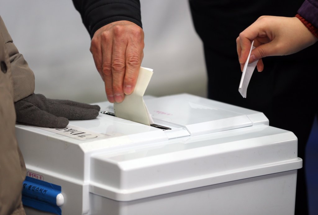 유권자들이 투표함에 투표용지를 넣고 있다.(자료사진)