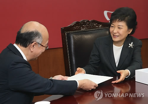 박근혜 당선인이 지난 20일 여의도 새누리당 당사에서 벳쇼 고로 주한 일본대사를 접견, 차기 총리인 자민당 아베 신조 총재가 보낸 축하친서를 전달받고 있다.(자료사진)