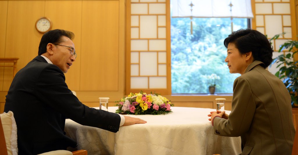 2012년 12월 당시 이명박 대통령과 박근혜 대통령 당선인이 청와대 백악실에서 대화하고 있다. (연합뉴스 자료사진)