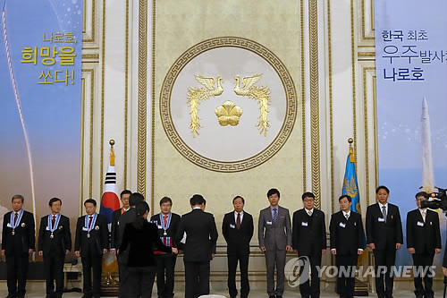 훈장받는 나로호 성공 공로자