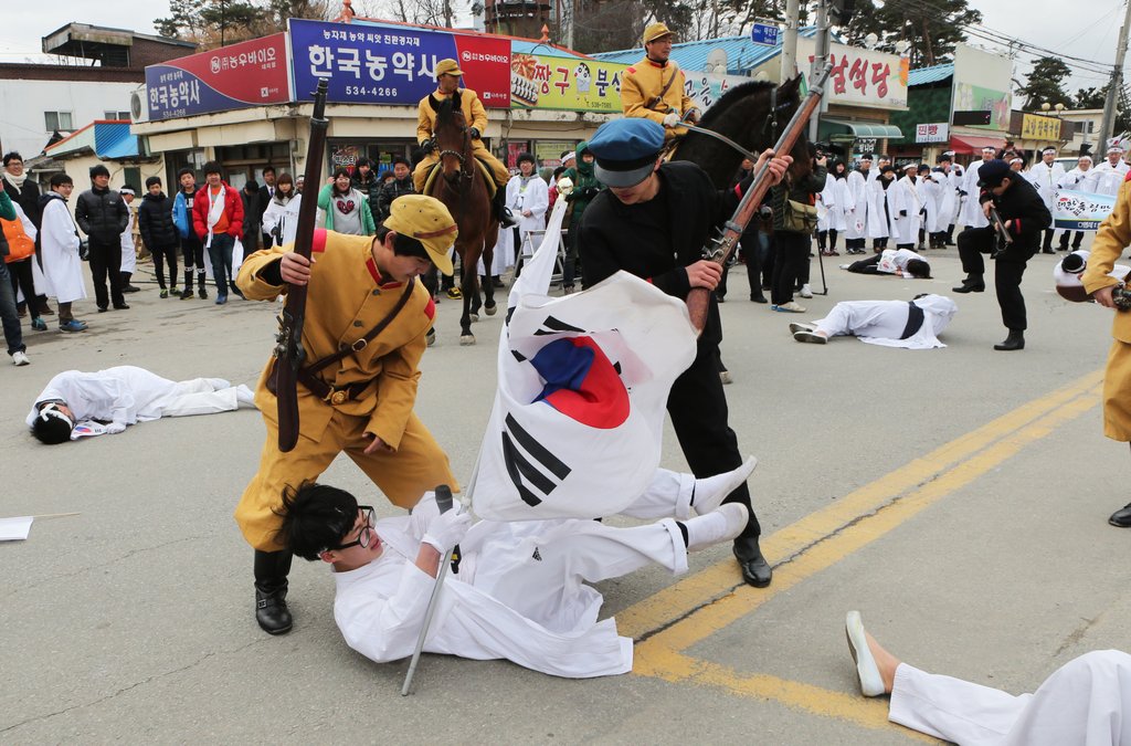 만세운동 강제진압 재연(연합뉴스 자료사진)