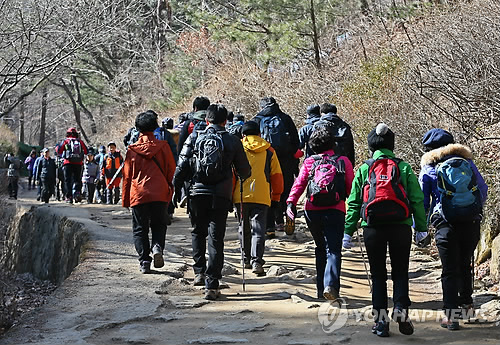 산행을 하는 등산객들 모습(자료사진)