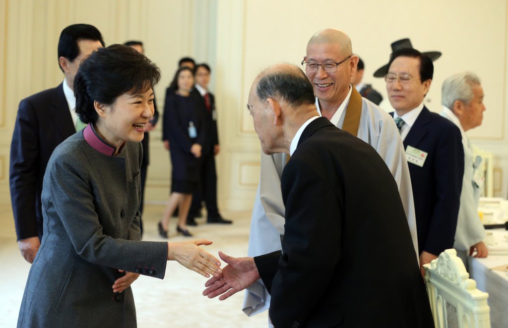 박 대통령, 한국종교지도자협의회 참석자와 악수