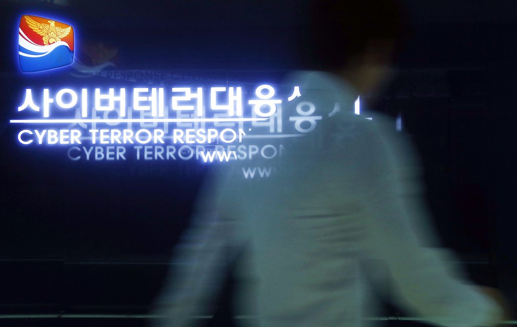 서울 서대문구 미근동 경찰청 내 사이버테러대응센터에서 한 경찰이 분주히 움직이고 있다.(자료사진)