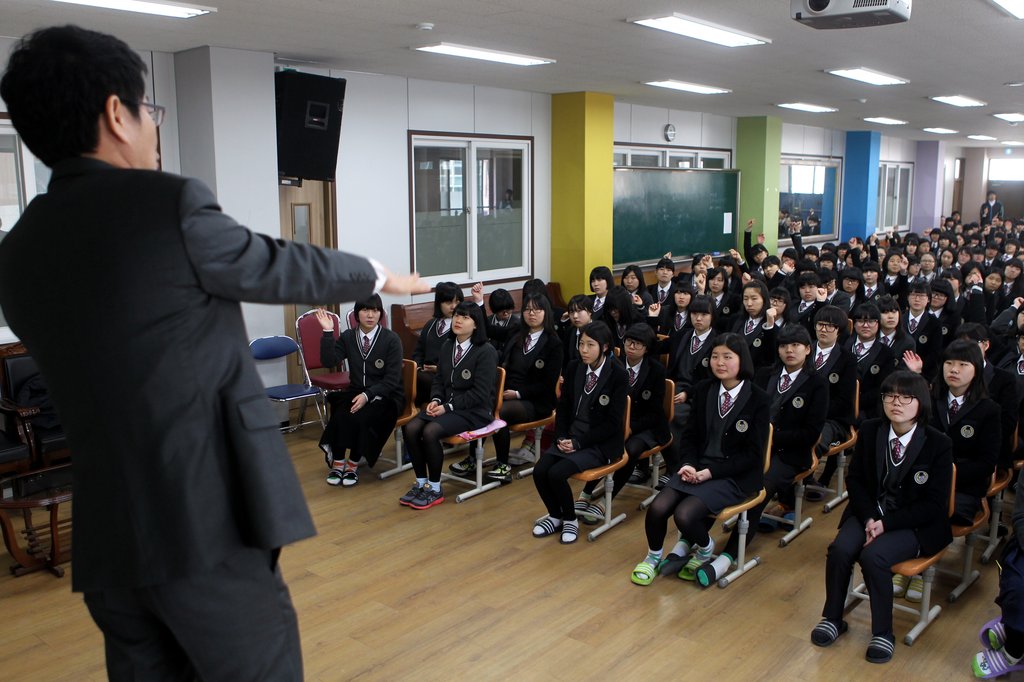 학교폭력 특강 듣는 학생들