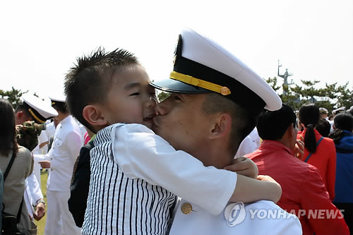 "아빠 다녀올 때까지 잘 있어"
