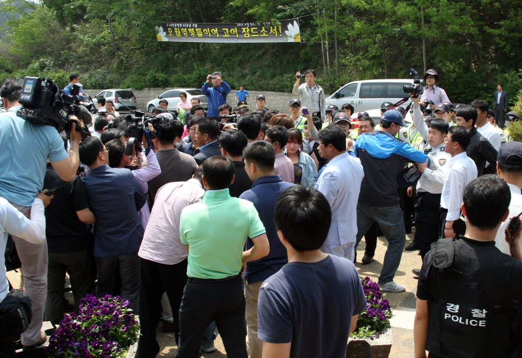 5·18 묘지서 광주 시민단체-경찰 충돌