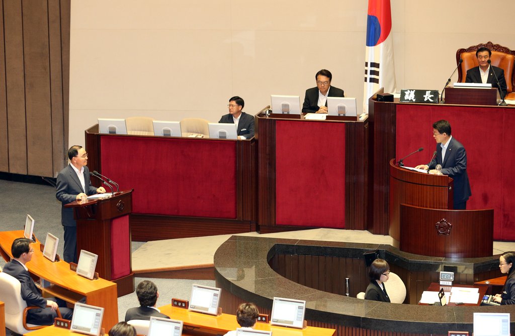 정홍원 국무총리(왼쪽)가 지난 12일 오전 국회 본회의장에서 열린 경제분야 대정부질문에 참석해 질의에 답변하고 있다. <<연합뉴스DB>>