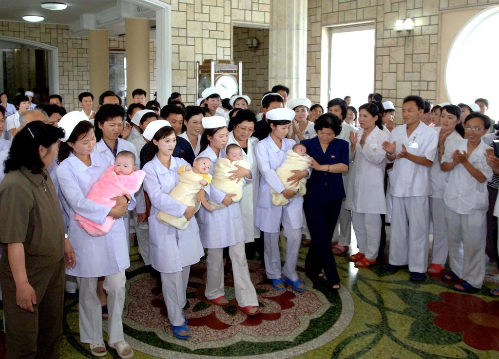 북한에서는 다산모(多産母)를 '모성영웅'이라 부르며 사회적으로 우대하고 지원해주고 있다. 사진은 지난 2012년 12월 함경북도 청진시 라남에서 태어난 네쌍둥이가 병원에서 퇴원하는 모습. (연합뉴스 DB)
