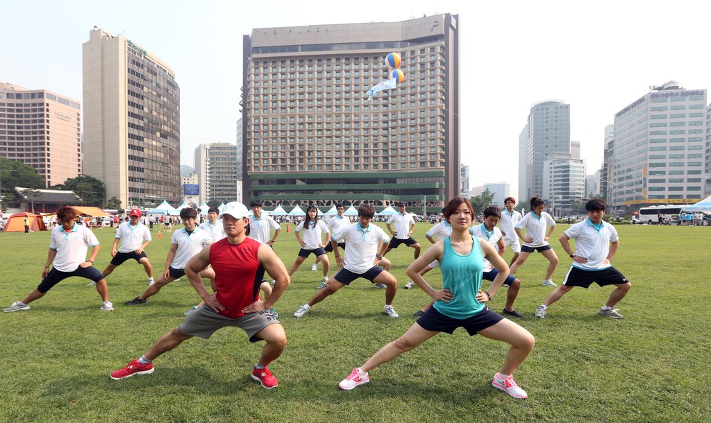 서울광장에서 열린 '건강체중 3.3.3 프로젝트' 행사에서 참석자들이 운동클리닉을 받으며 맨손운동법을 배우고 있다. (연합뉴스 자료사진)