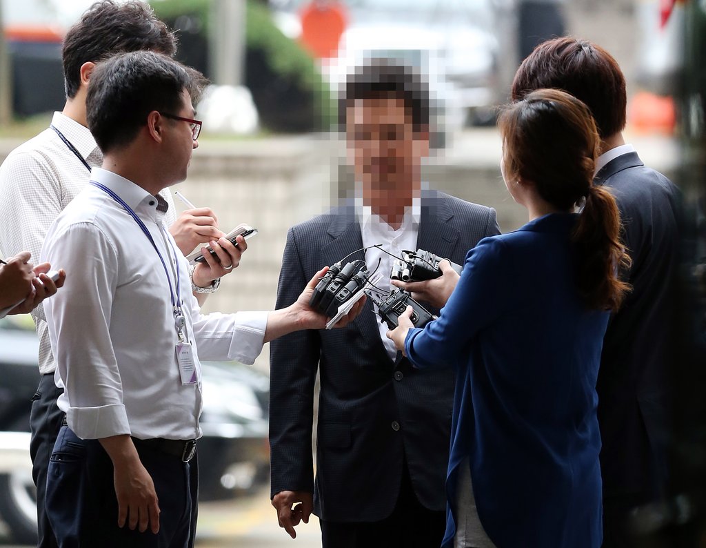 건설업자 윤중천(52·구속)씨가 서울 서초동 중앙지법에 들어가며 기자들의 질문을 받고 있다. <<연합뉴스DB>>