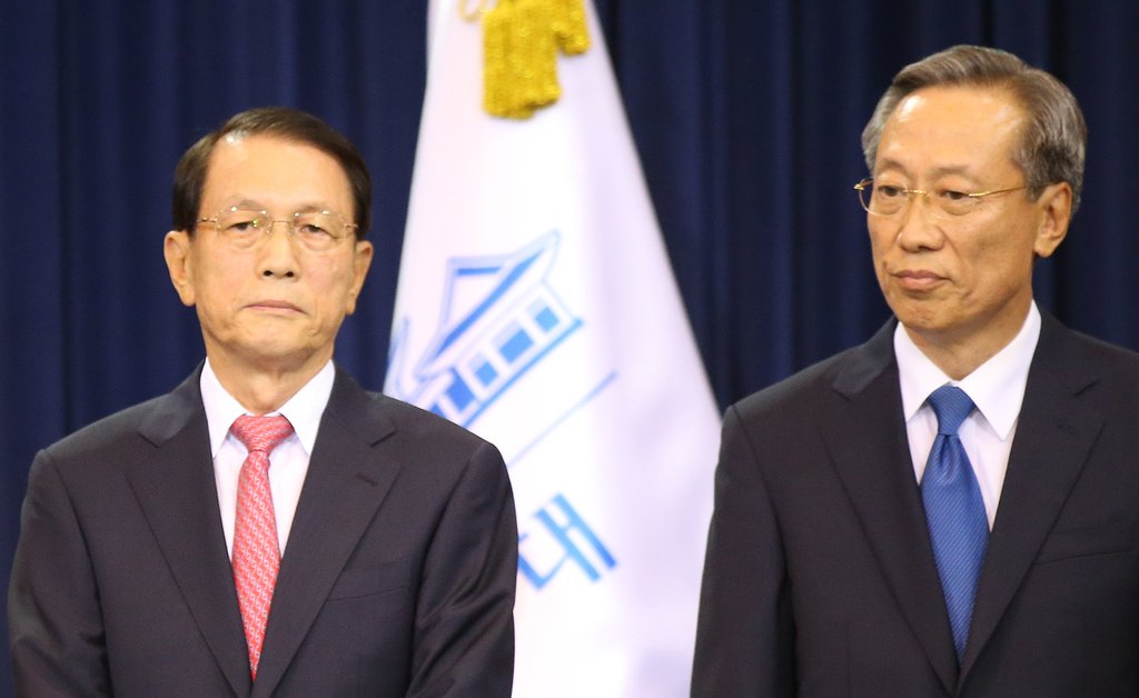 김기춘 청와대 비서실장(왼쪽)과 박준우 정무수석. (연합뉴스 DB)