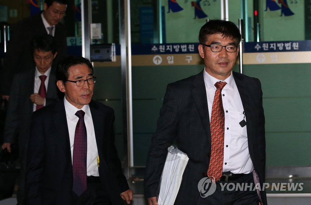 법정 나서는 이석기 의원측 김칠준 변호사(오른쪽) 등 변호인들 (연합뉴스 DB)
