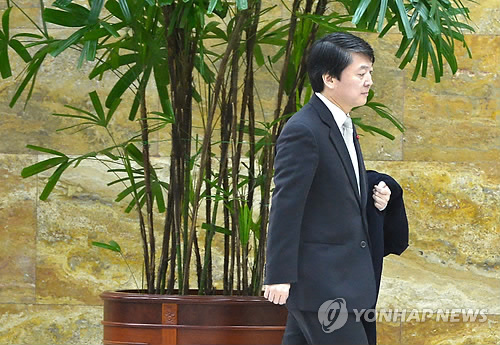 시정연설 듣기 위해 입장하는 안철수