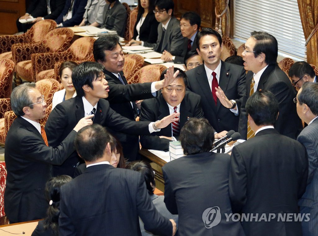 '민주주의 끝장이야'
(AP/교도통신=연합뉴스) 일본 아베 신조(安倍晋三) 정권이 알권리 침해 논란 속에 추진 중인, 특정비밀보호법안이 26일 오전 중의원(하원)의 소관 국가안전보장특별위원회를 통과했다. 사진은 이날 법안이 특별위원회 표결에서 가결된 뒤 민주당 등 반대 당 의원들이 누카가 후쿠시로 위원장(오른쪽)을 향해 몰려드는 모습.
이 법안은 방위·외교 정보, 테러·특정 유해 활동(스파이 행위 등)에 관련된 정보 등 누설시 국가안보에 지장을 줄 수 있는 정보를 '특정비밀'로 지정하고 이를 유출한 공무원 등을 최장 징역 10년에 처할 수 있도록 하는 내용. 법안은 중의원과 참의원을 통과해야 성립된다. 양원 모두 '여대야소'이기 때문에 내달 6일까지인 임시국회 회기 중에 법안이 국회를 통과할 공산이 크다. * 일본내 사용불가 bulls@yna.co.kr
Members of opposition parties approach special committee chairman Fukushiro Nukaga, right, after a special committee in Japan's lower house approved a proposed state secrecy law that imposes stiffer penalties on bureaucrats who leak information and journalists who seek it, at parliament's lower house in Tokyo Tuesday, Nov. 26, 2013. What�s concerning the public most is that the government won�t say exactly what it wants to make secret. Opponents say the bill could allow authorities to withhold information about whatever they want and ultimately undermine Japan�s democracy.(AP Photo/Kyodo News) JAPAN OUT, MANDATORY CREDIT