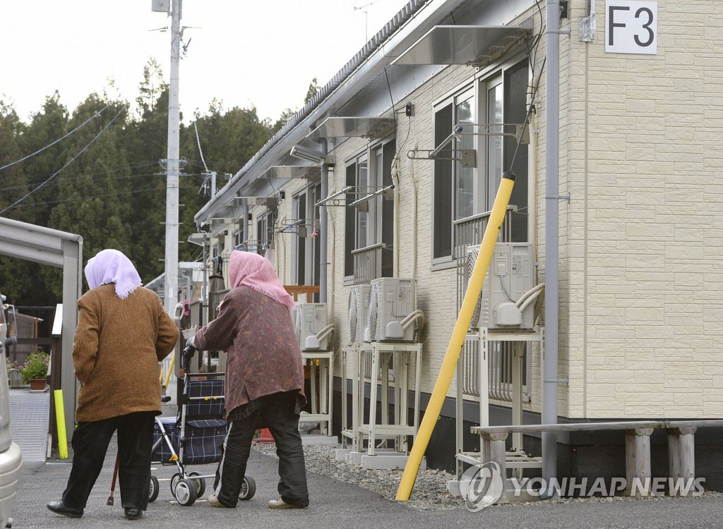 후쿠시마현 오타마 마을 가설주택 주민들의 모습[교도=연합뉴스 자료사진]