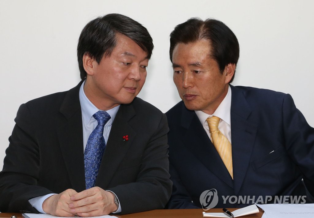안철수 무소속 의원(왼쪽)과 김효석 위원장이 이야기를 나누고 있다. <<연합뉴스DB>>