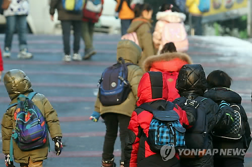 서울 시내 한 초등학교 어린이들이 등교하고 있다. <<연합뉴스DB>>