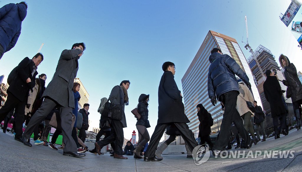 서울 종로구 세종로 네거리에서 직장인들이 출근을 서두르고 있다. <<연합뉴스DB>>