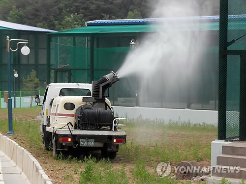 지난 1월 경남 창녕군 유어면 따오기복원센터에서 조류 인플루엔자(AI)의 감염을 막기 위해 방역 차량이 따오기 복원 및 번식장에 소독약을 살포하고 있다. (연합뉴스 자료사진)