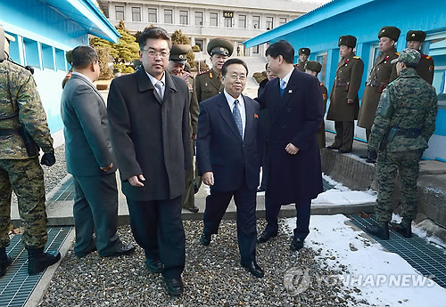 군사분계선 넘어서는 북측 대표단