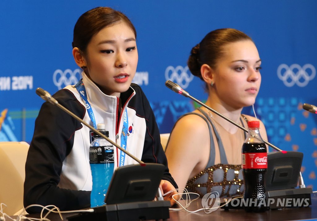 경기가 끝난 후 기자회견 하는 김연아와 아델리나 소트니코바 