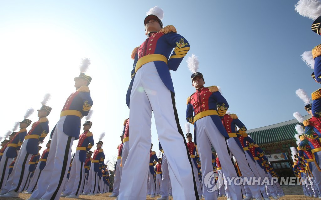 지난달 21일 열린 육사 74기 입학식에서 신입생도들이 열중쉬어를 한 채 훈련영상을 보고 있다. (연합뉴스 DB) 