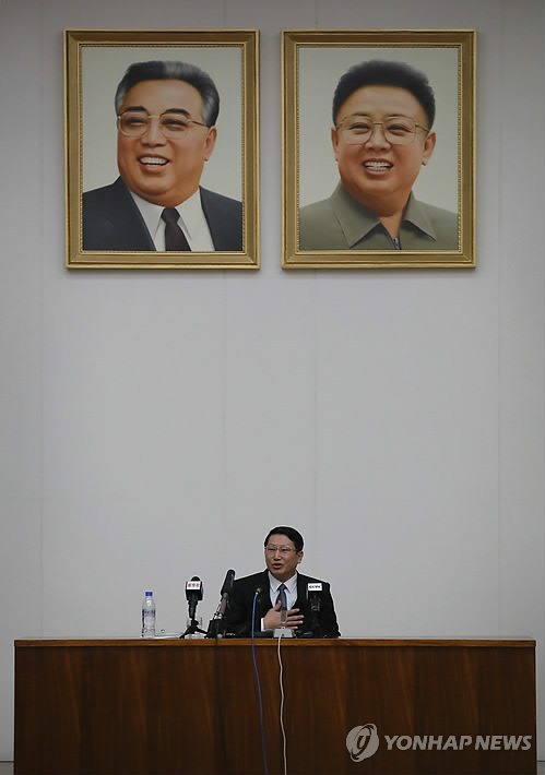 평양서 기자회견하는 김정욱 선교사
