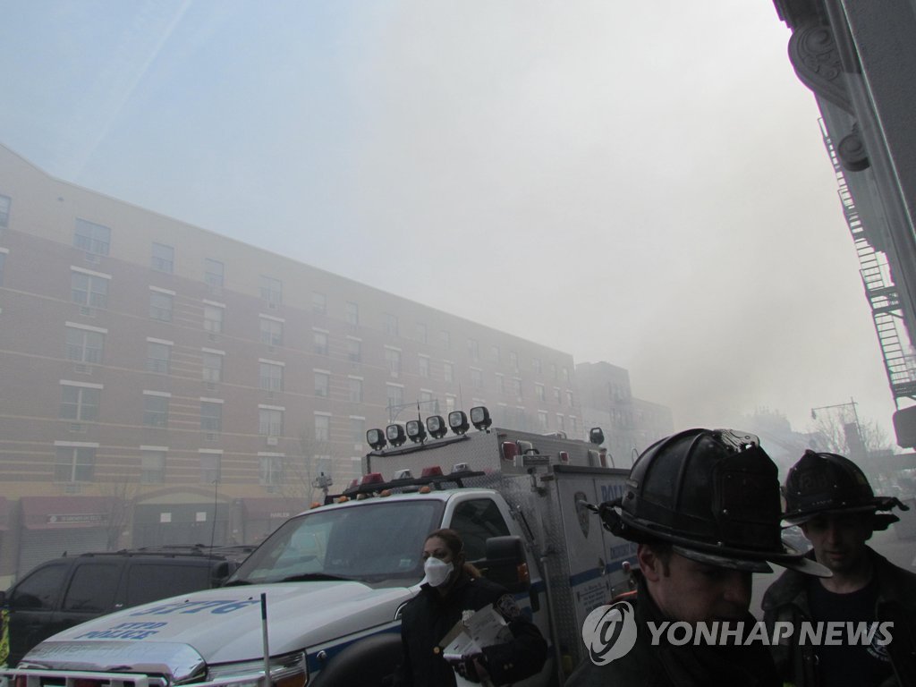 폭발사고로 빌딩이 무너지며 화재가 발생해 연기가 자욱한 모습.