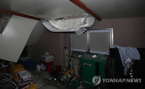 12층서 투신 충격에 부숴진 지붕
