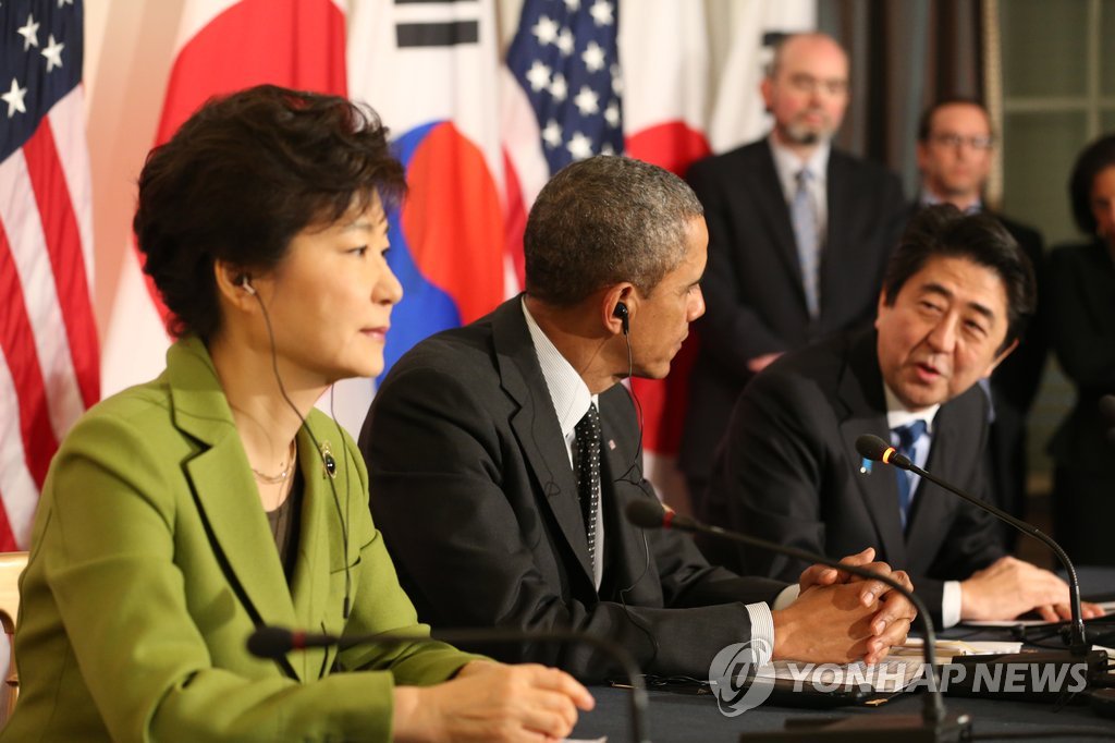 박근혜 대통령, 버락 오바마 미국 대통령, 아베 신조 일본 총리가 참석한 가운데 지난 25일 오후(현지시간) 미대사관저에서 열린 한미일 정상회담에서 아베 총리가 "박근혜 대통령님을 오늘 만나서 반갑스무니다(반갑습니다)" 라고 한국어로 인사말을 건네고 있다. 