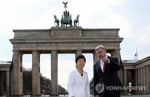 브란덴부르크 문 앞에서 선 박 대통령