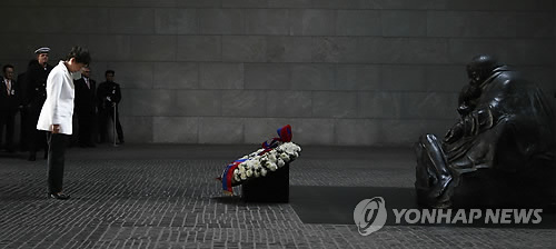 전몰자 추모비 방문한 박 대통령