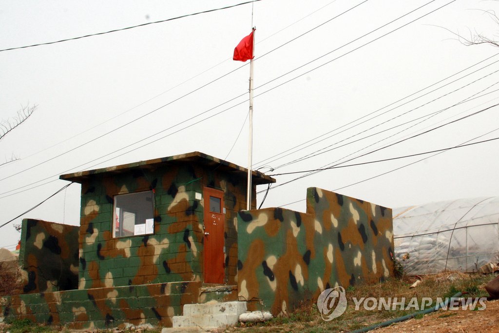 31일 인천시 옹진군 백령면 남포리의 한 초소에 조업 중단을 알리는 깃발이 설치돼 있다. 