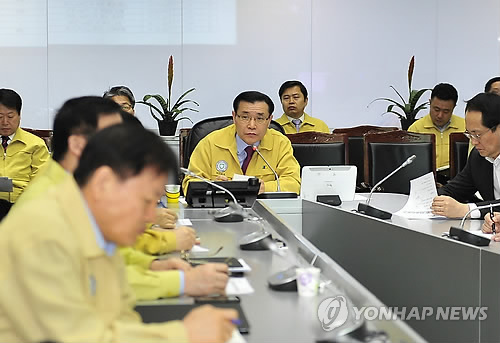 남상호 소방방재청장이 1일 정부서울청사 중앙재난안전대책본부에서 충남 태안 서격렬비도 서북서쪽 100㎞ 해역 지진발생 상황보고를 받고 있다. (소방방재청 제공)