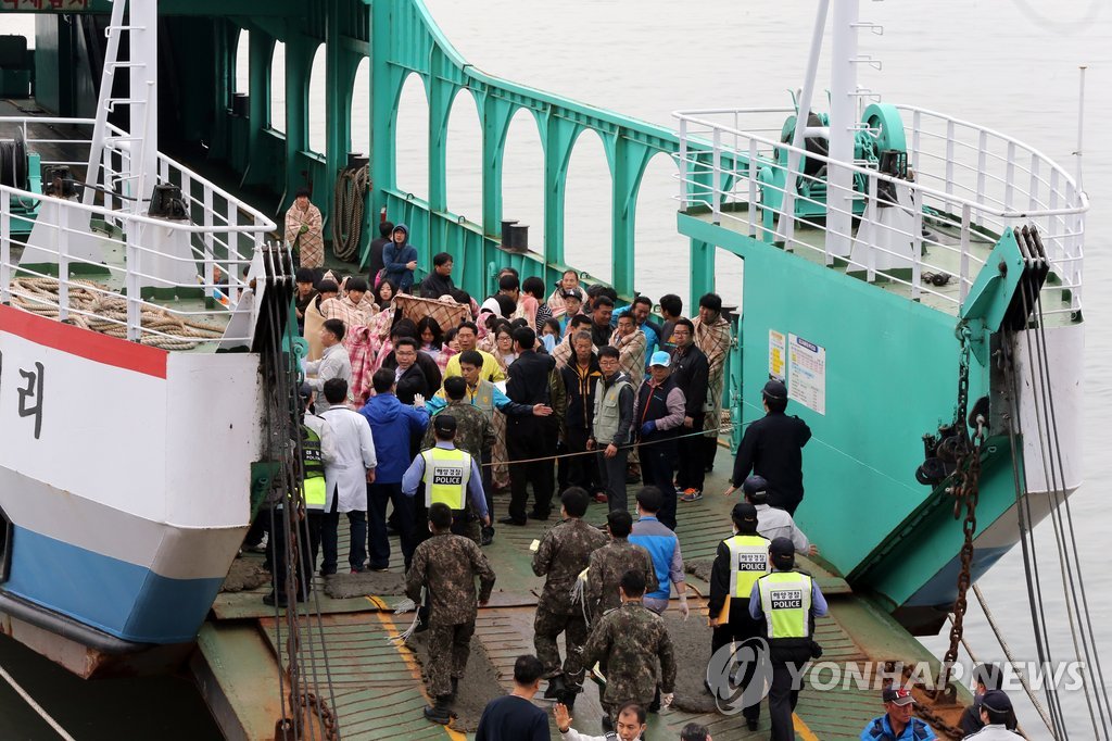 세월호에서 구조된 탑승객들이 팽목항으로 이동, 배에서 내리고 있다. 