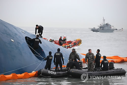 17일 오전 여객선 '세월호'가 침몰한 전남 진도군 조도면 병풍도 북쪽 3km 앞 사고 해상에서 해군 해난구조대(SSU)가 구조작업을 벌이고 있다.