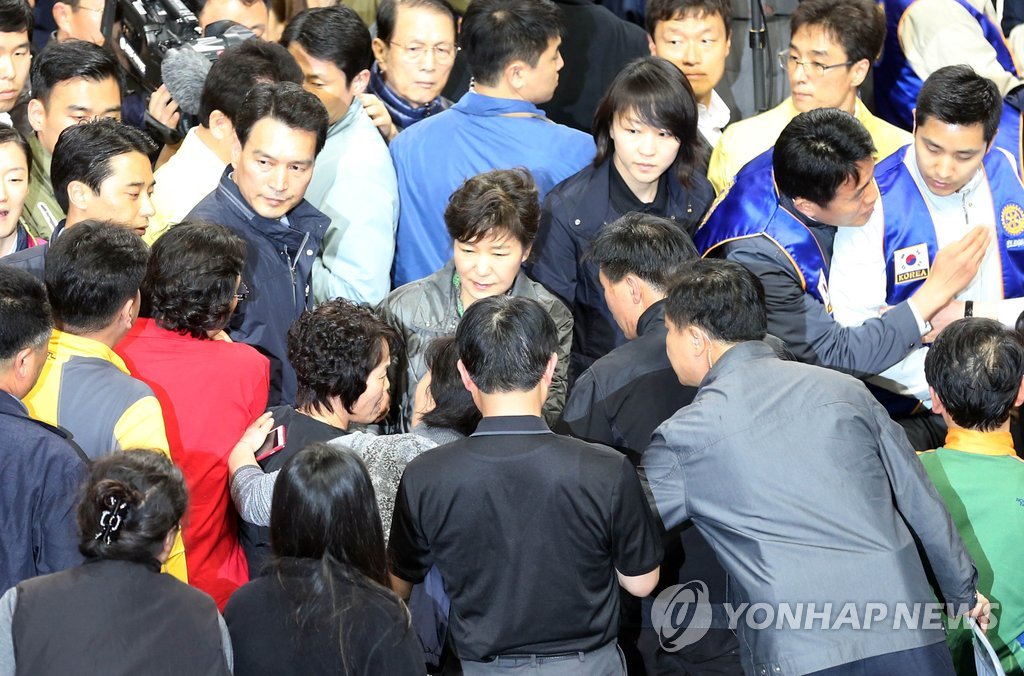 박근혜 대통령이 여객선 침몰 실종자 가족들이 모여있는 진도실내체육관을 찾아 실종자 가족들을 위로하고 있다. 