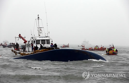 18일 오전 여객선 '세월호'가 침몰한 전남 진도군 조도면 병풍도 북쪽 3km 앞 사고 해상에서 비와 파도를 뚫고 구조대들이 수색작업을 하고 있다.