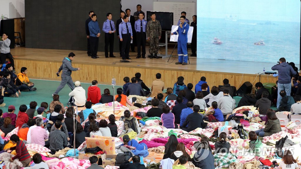 여객선 세월호 침몰 사고 나흘째인 19일 오후 실종자 가족들이 모여 있는 전남 진도실내체육관에서 구조 관계자가 브리핑을 하고 있다.