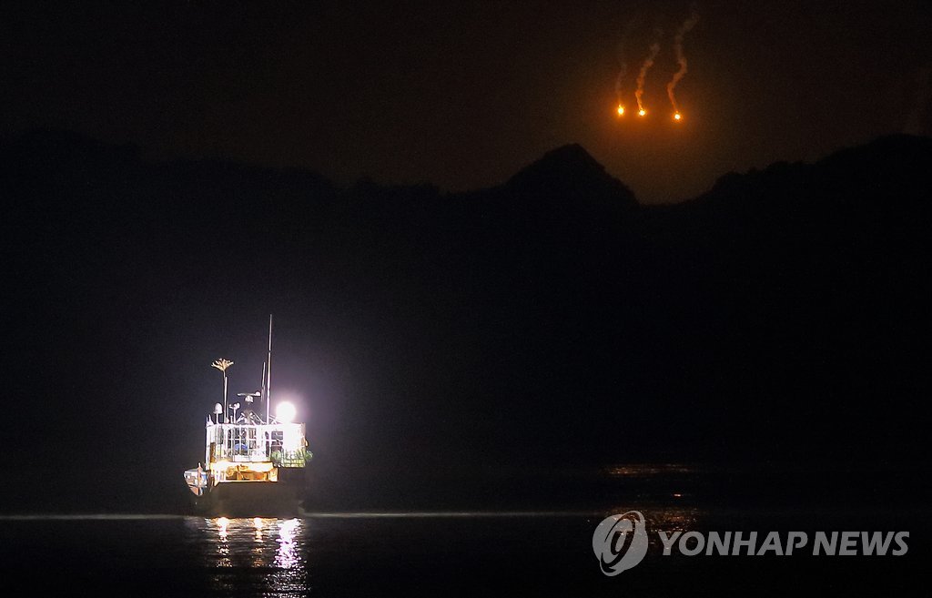<여객선침몰> 사고 해역 밝히는 조명탄