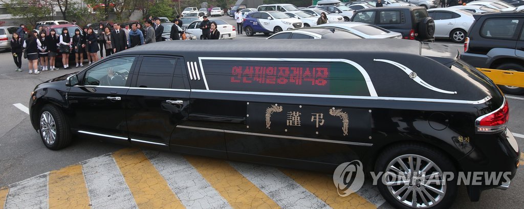 지난 21일 침몰 여객선 세월호 희생 학생의 장례식이 경기도 안산 제일장례식장에서 열려 운구차량이 장례식장을 나서고 있다.